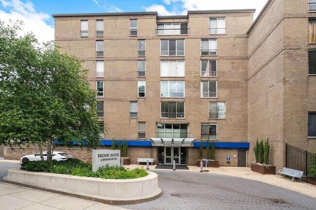 Building Photo - 99 Pond Ave