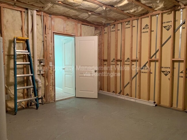 Building Photo - 8025 Goldenrain Way