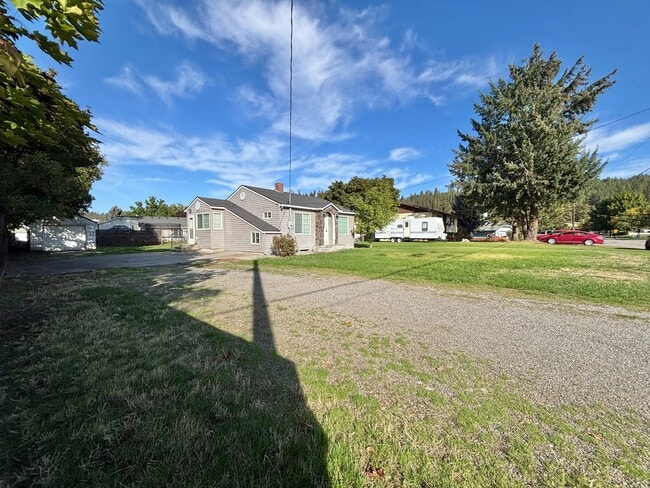 Building Photo - 5203 N Evergreen Rd