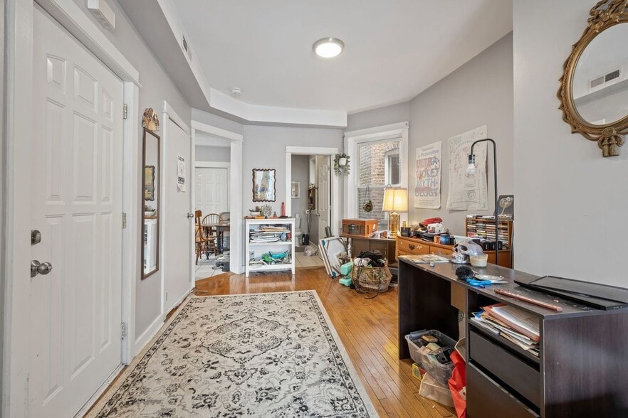 Building Photo - 2630 W Division St