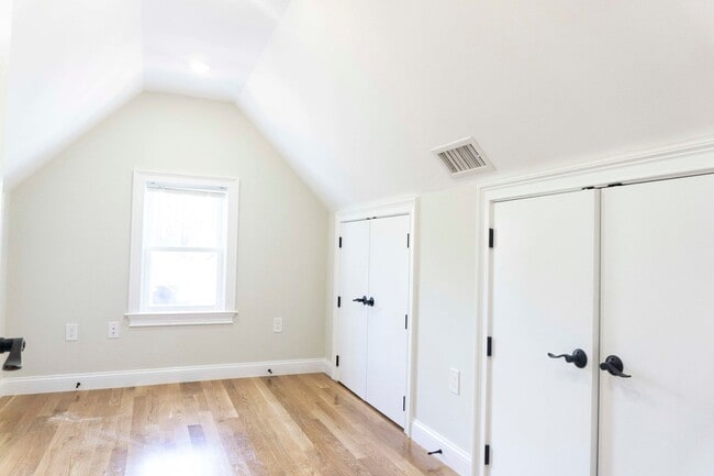 Building Photo - 9/1 - No Fee! Renovated 3BR/2BA w/laundry in unit