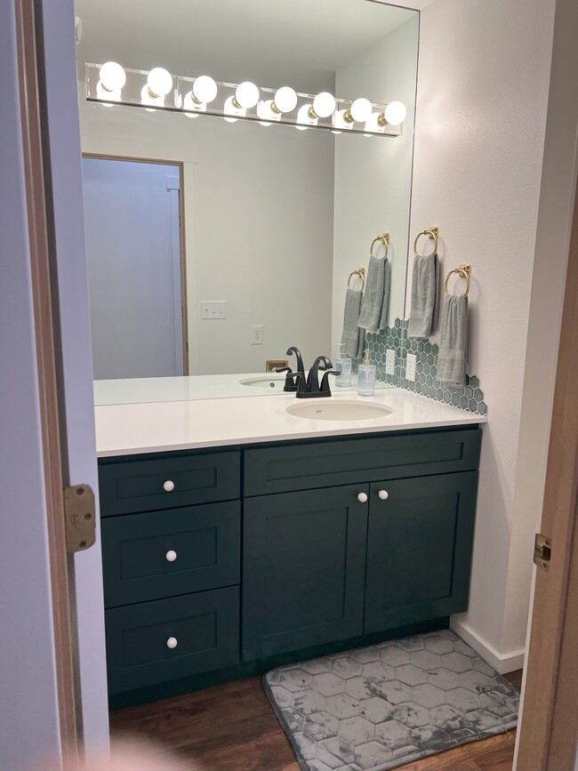 Hallway bathroom - 1005 Woodland Dr