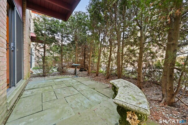 Building Photo - 140 Field Point Rd