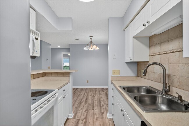 Building Photo - 10200 Belle Rive Blvd