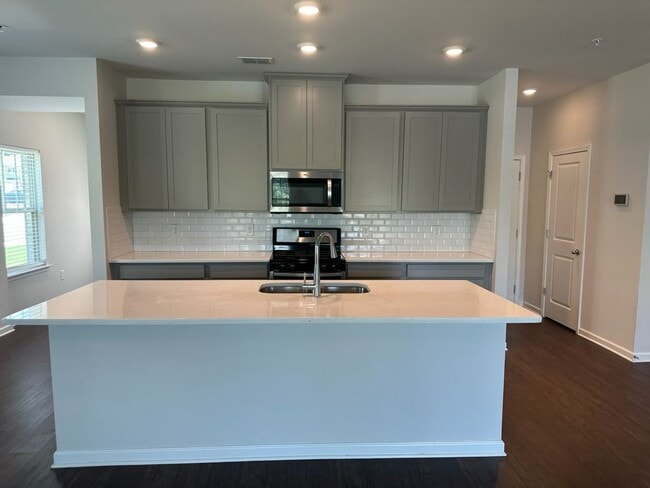 Building Photo - Lovely townhome in gated subdivision minutes from historic Marietta Square!