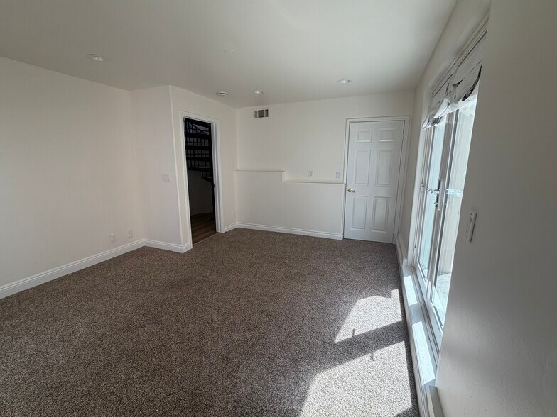Building Photo - 3111 Bayview Dr