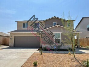 Building Photo - Like New Home In North East Visalia