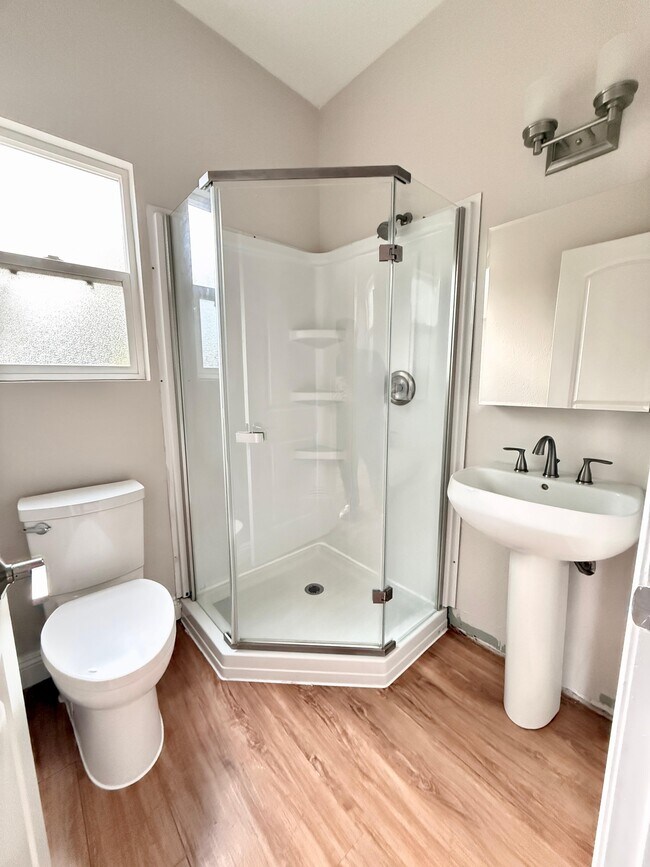 Building Photo - 1535 Livonia Ave