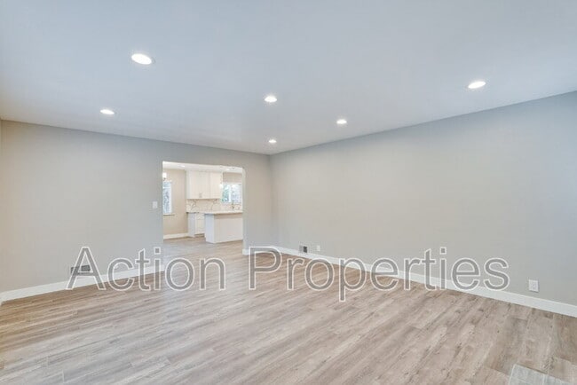 Building Photo - 681 S 13th St