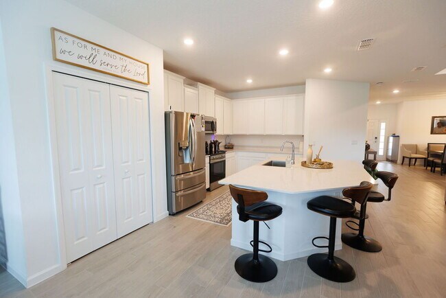 Building Photo - 4 Bedroom 2 Bath home for rent with beauti...