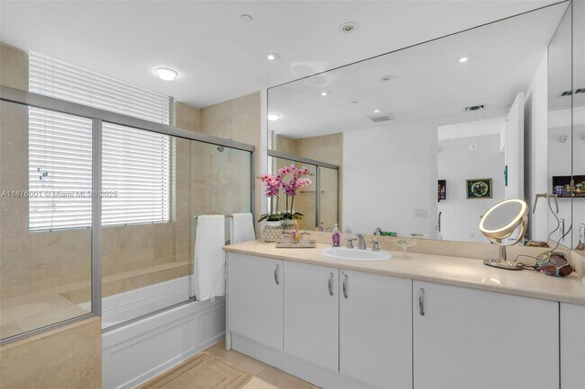 Building Photo - 5959 Collins Ave