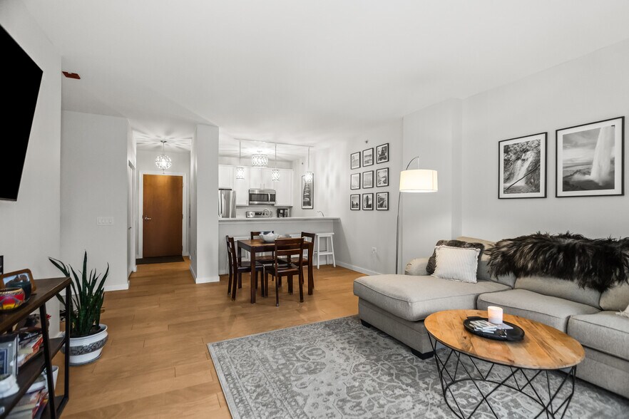 Building Photo - 100 E 14th St