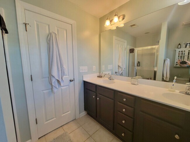 Building Photo - Lovely 3 bedroom, 3.5 bath home in Nellief...