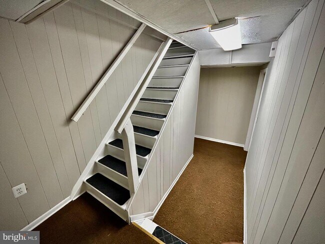 Building Photo - 6405 White Oak Ct