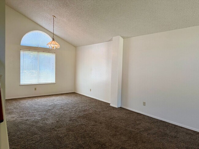 Building Photo - 4 Bed, 2.5 Bath Home with 3-Car Garage in Clovis Unified School District