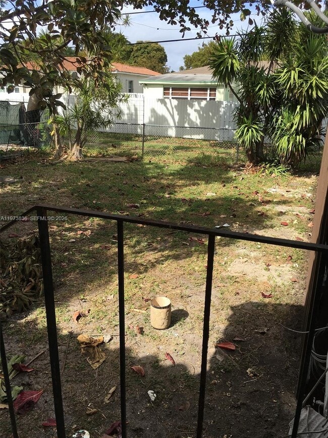 Building Photo - 2277 SW 27th St