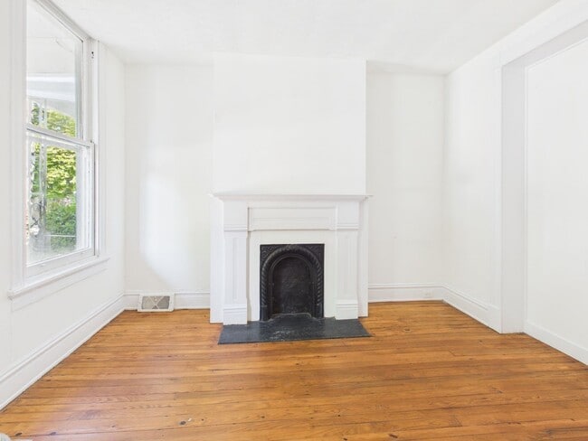 Building Photo - 2108 W Cary St
