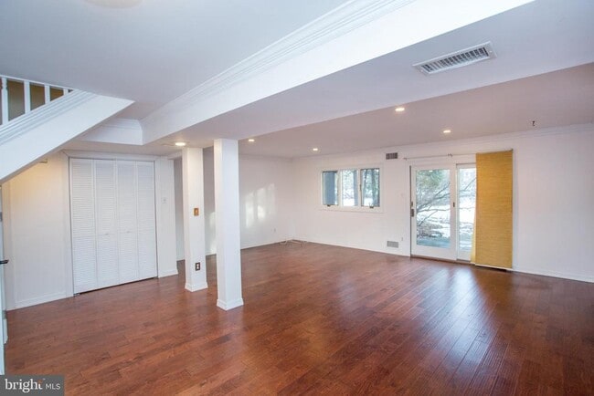 Building Photo - 17 Eden Roc