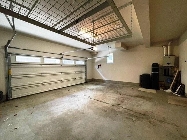 Building Photo - 168 Llano de los Robles Ave