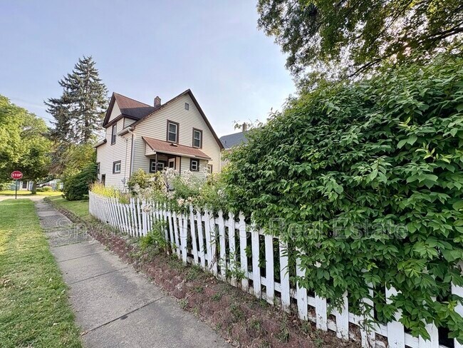Building Photo - 605 Sackett Ave