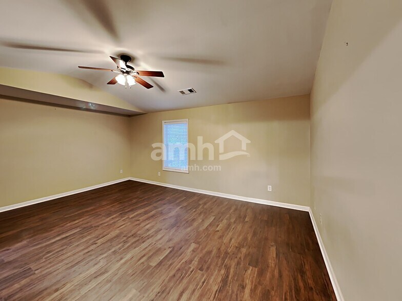 Building Photo - 1584 Silver Ridge Dr