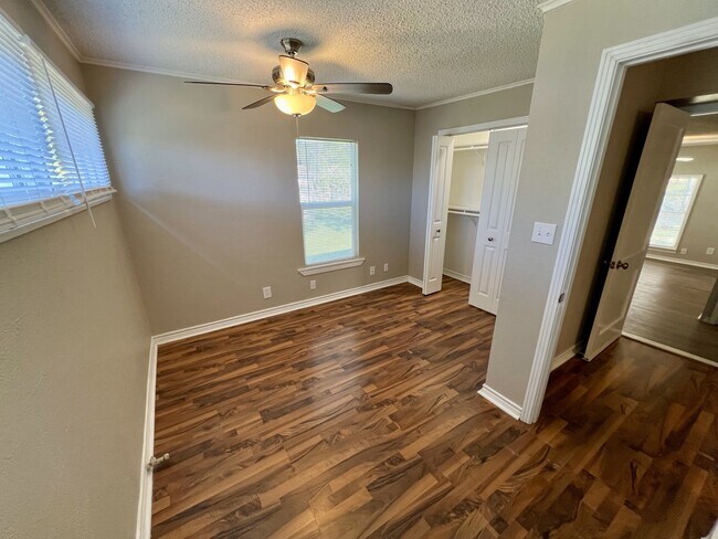 Building Photo - 3225 Knox St