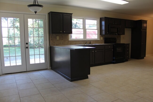 Building Photo - Lovely 3 Bedroom Home with Large Fenced in...