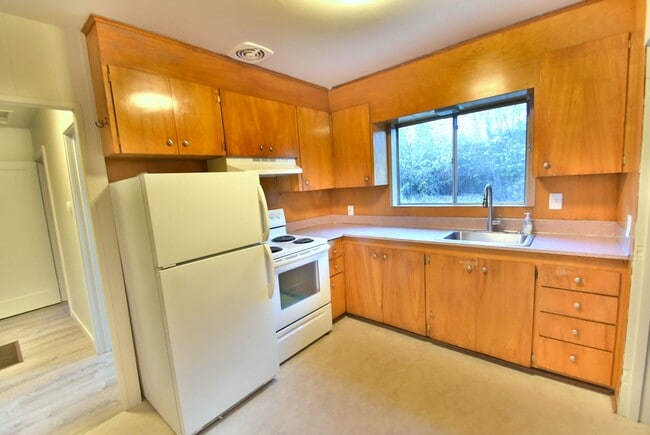Building Photo - 2Bd/1Ba Lake Forest Park Home