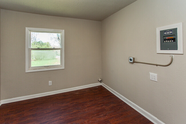 Building Photo - 4 Bedroom home fully fenced in back yard!