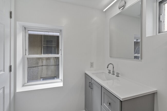 Building Photo - 105 S Poppleton St