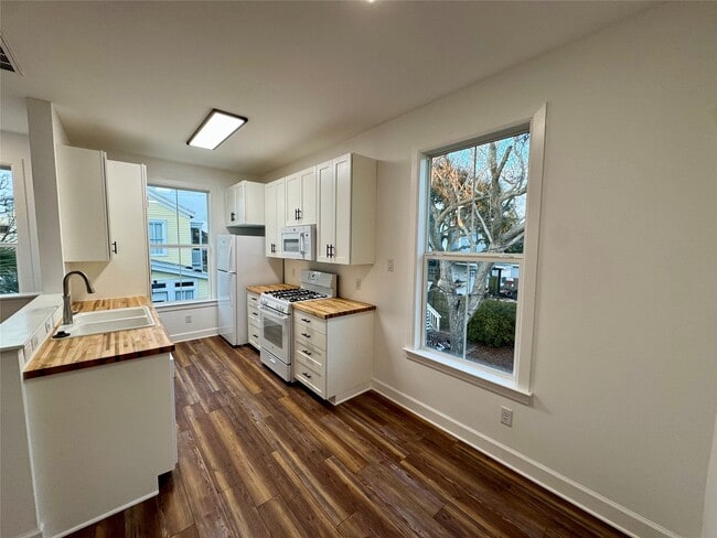 Building Photo - 2119 Avenue O 1/2