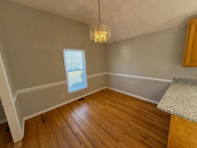 Building Photo - Beautiful Ranch style 3 Bed 2 Bath Home! Large Yard and 2 Car Garage!