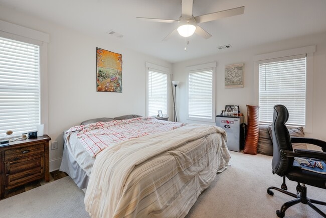 Building Photo - 374 Arch St