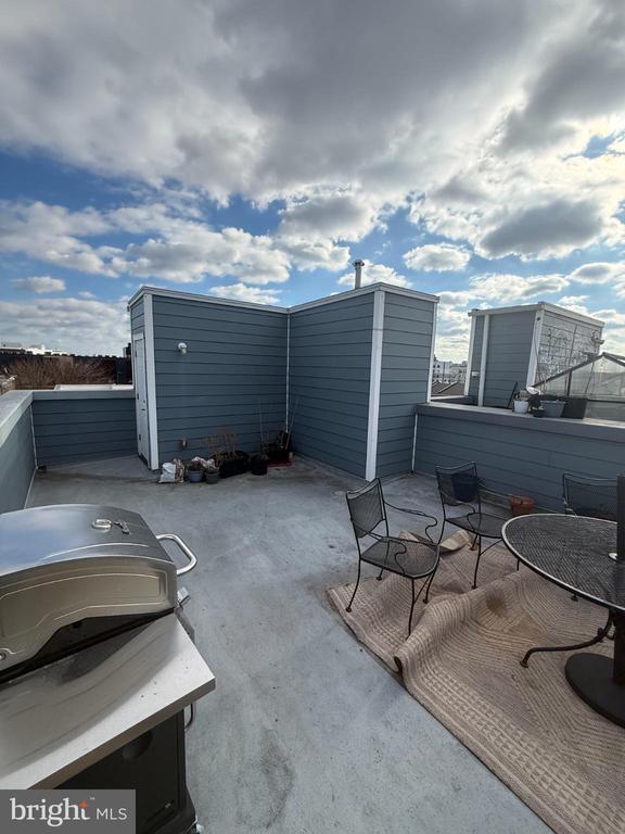 Building Photo - 2005 N Mascher St