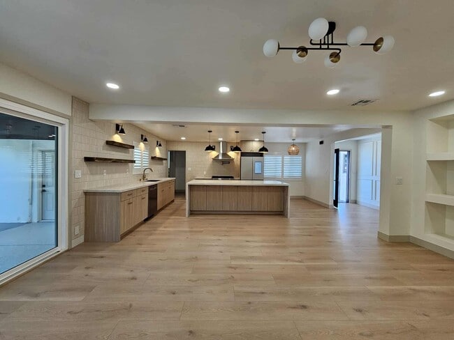 Primary Photo - 114 S Emerald Pl