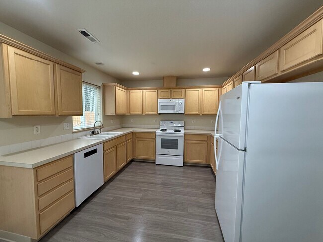 Building Photo - Camas Townhome with Beautiful Grey Laminate Flooring and Attached Garage