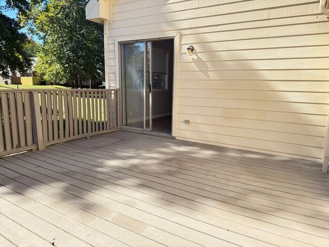 Building Photo - Bellevue! 2 Bedroom / 2 Bath House w/ Loft...