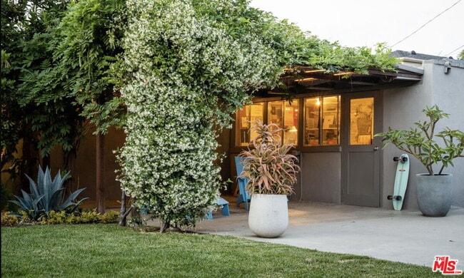 Building Photo - 423 W Ellis Ave