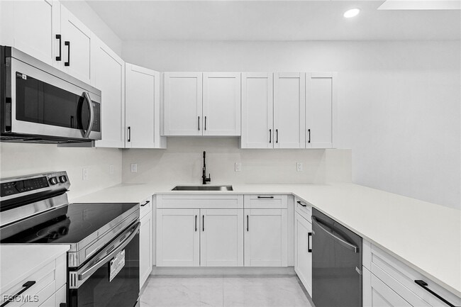 Building Photo - 602-604 SW 8th Pl