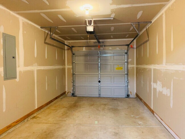 Building Photo - Wow! Newly renovated, new flooring, 1 car ...