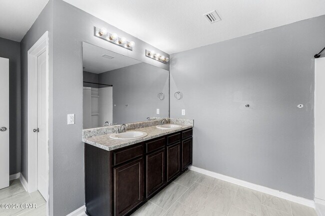 Building Photo - 7119 Riverbrooke St