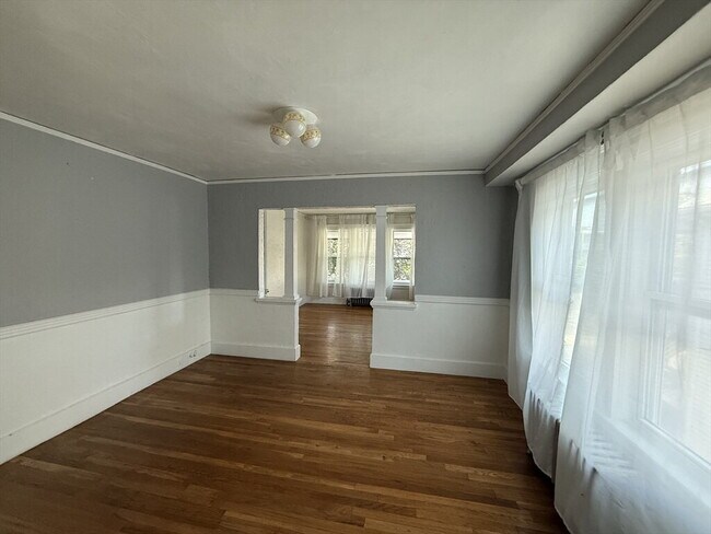 Building Photo - 135 Mills St