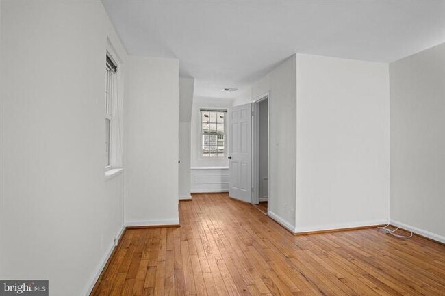 Building Photo - Charming 1-Bedroom Townhouse with 2 Full Baths in Arlington