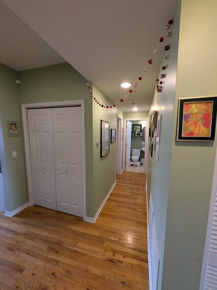 Building Photo - 1307 W North Shore Ave