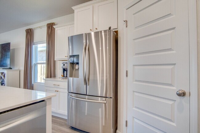 Building Photo - Modern 4BR/3BA Home with Loft, Spacious Yard & Blackwater Reserve Resort-Style Amenities-Now offe...