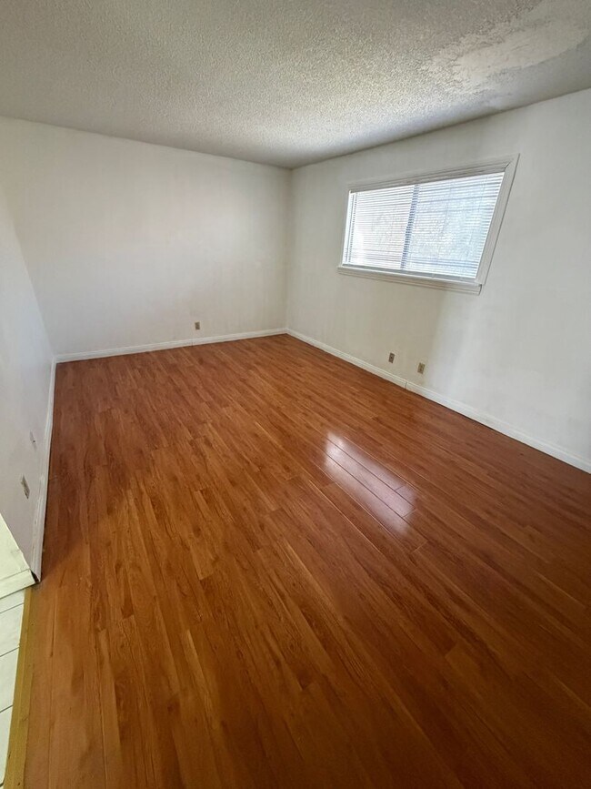 Building Photo - AMERICANA Property Mgmt - Remodeled 2 Beds Townhouse near Downtown South