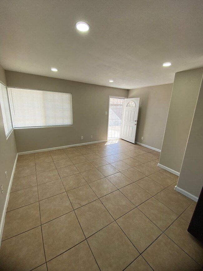 Building Photo - 2p2106