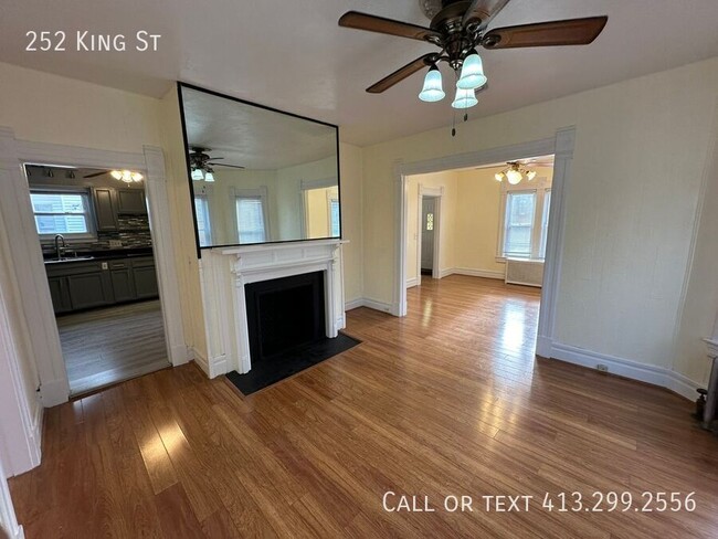 Building Photo - Large 4 Bedroom, Single Family Home in Spr...