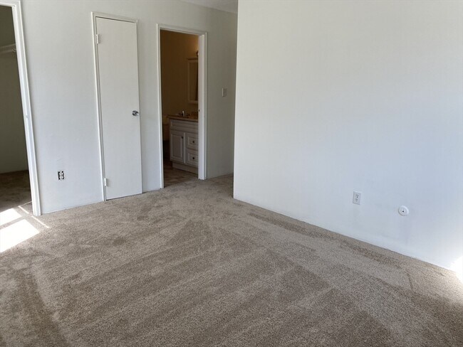 Building Photo - 59 Village Brook Ln