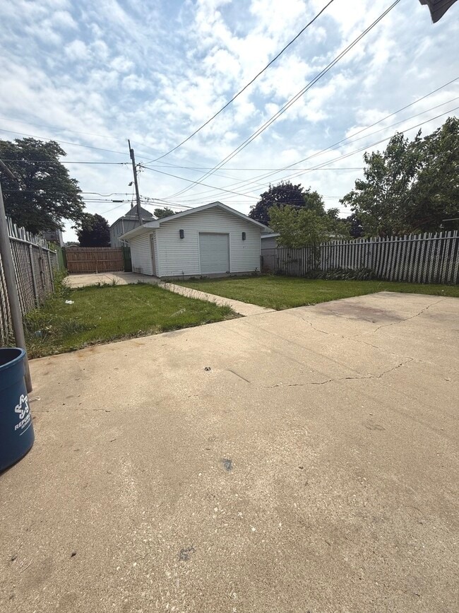 Building Photo - 637 S 14th Ave
